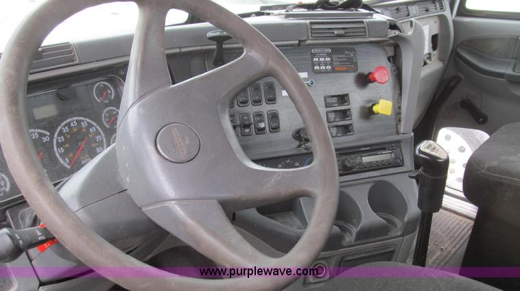 image for item E3823 2005 Freightliner CL120 semi truck