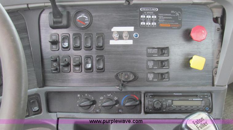 image for item E3823 2005 Freightliner CL120 semi truck