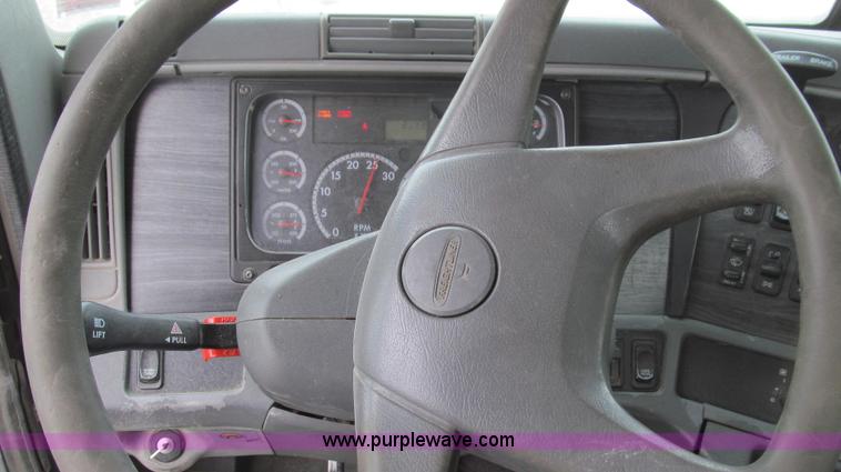 image for item E3823 2005 Freightliner CL120 semi truck