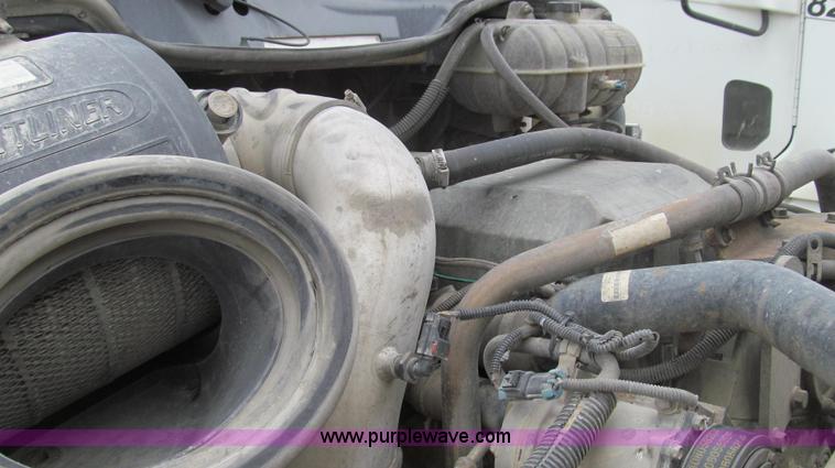 image for item E3823 2005 Freightliner CL120 semi truck