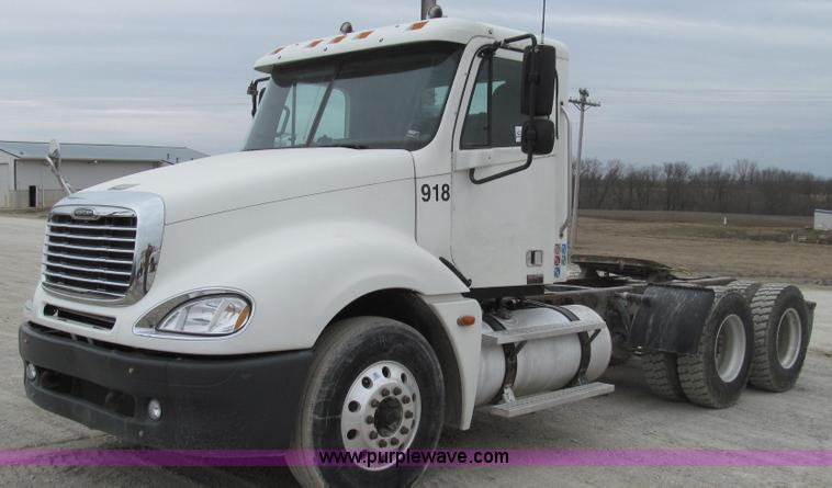 image for item E3824 2005 Freightliner CL120 semi truck