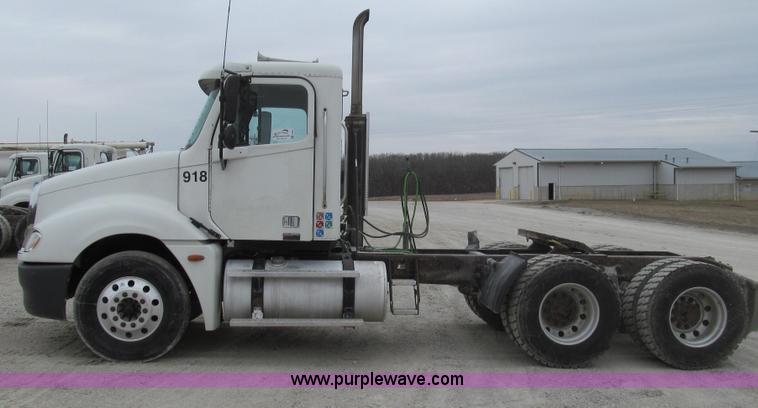 image for item E3824 2005 Freightliner CL120 semi truck