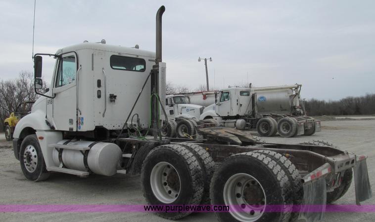 image for item E3824 2005 Freightliner CL120 semi truck