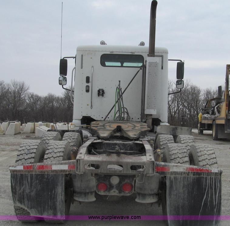 image for item E3824 2005 Freightliner CL120 semi truck