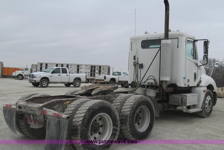 image for item E3824 2005 Freightliner CL120 semi truck