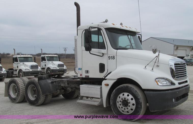 image for item E3824 2005 Freightliner CL120 semi truck