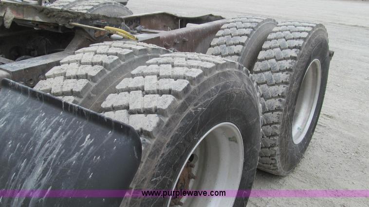 image for item E3824 2005 Freightliner CL120 semi truck