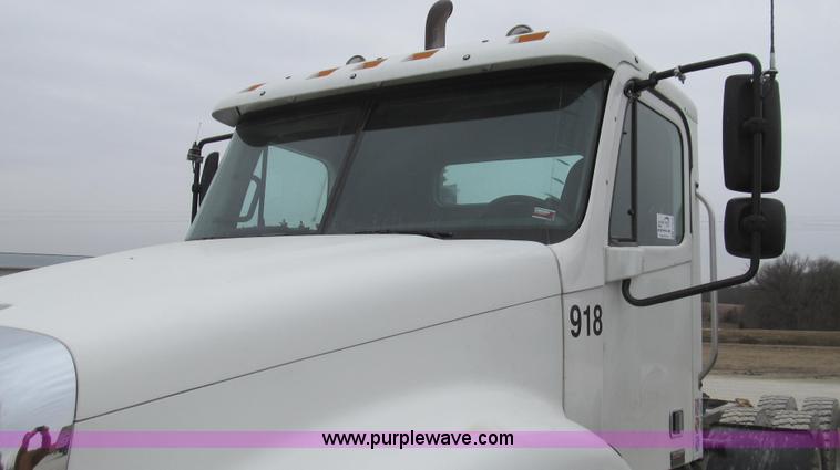image for item E3824 2005 Freightliner CL120 semi truck