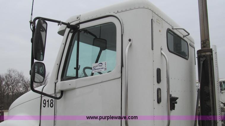 image for item E3824 2005 Freightliner CL120 semi truck