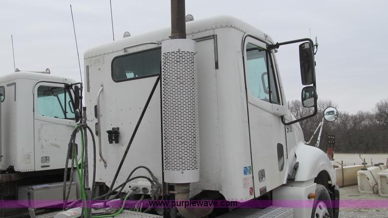 image for item E3824 2005 Freightliner CL120 semi truck