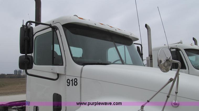 image for item E3824 2005 Freightliner CL120 semi truck