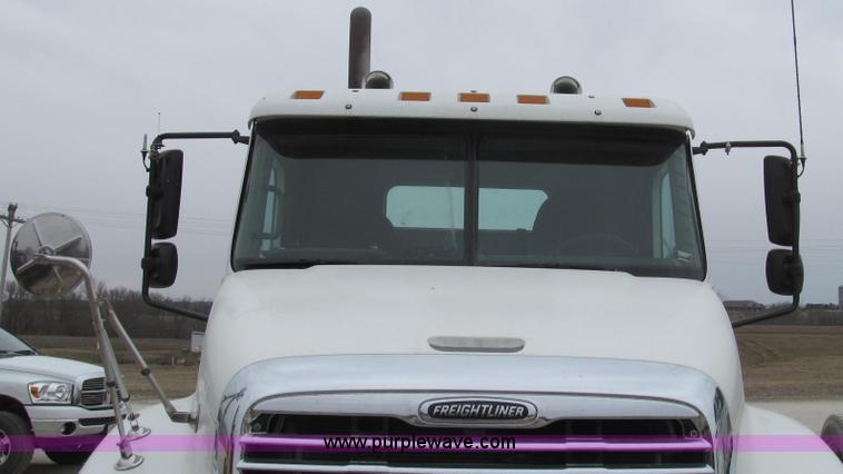 image for item E3824 2005 Freightliner CL120 semi truck
