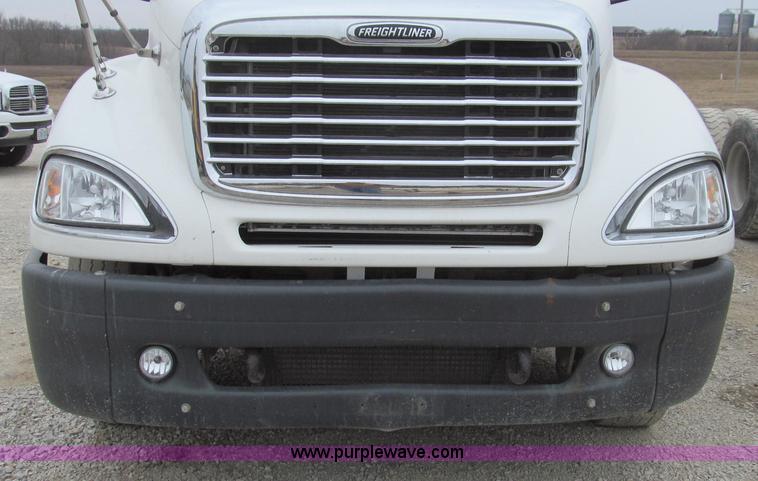 image for item E3824 2005 Freightliner CL120 semi truck