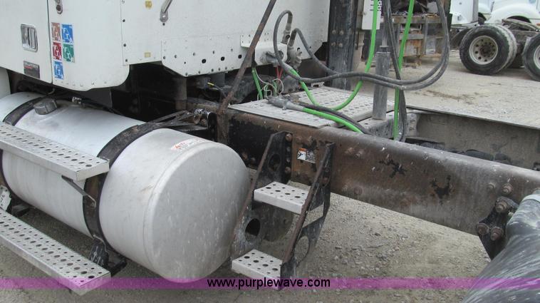 image for item E3824 2005 Freightliner CL120 semi truck