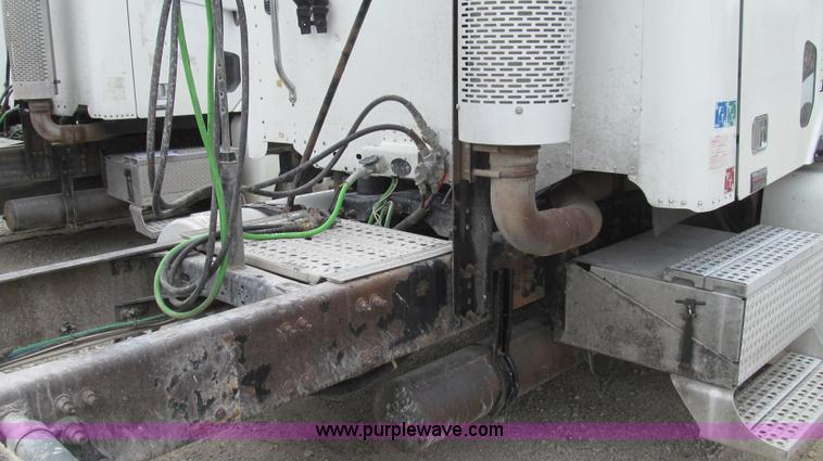 image for item E3824 2005 Freightliner CL120 semi truck