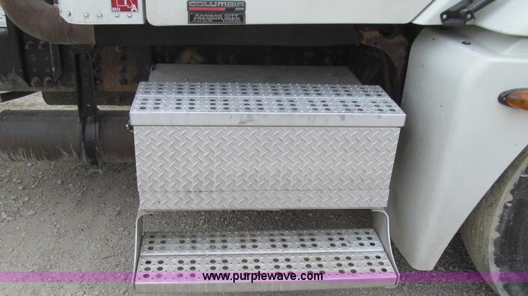 image for item E3824 2005 Freightliner CL120 semi truck