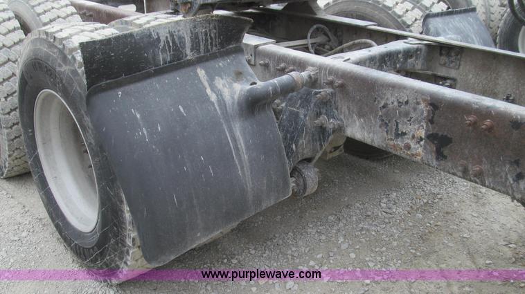 image for item E3824 2005 Freightliner CL120 semi truck