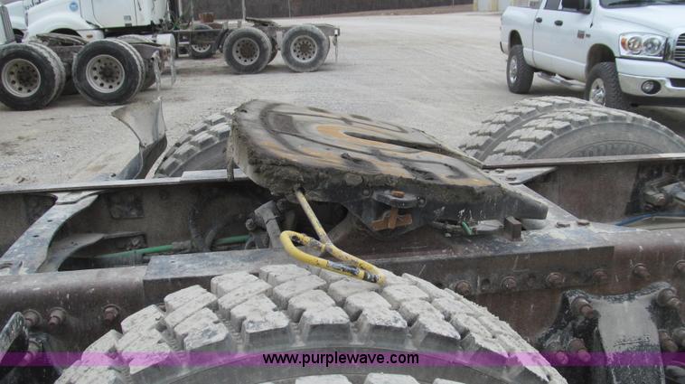 image for item E3824 2005 Freightliner CL120 semi truck