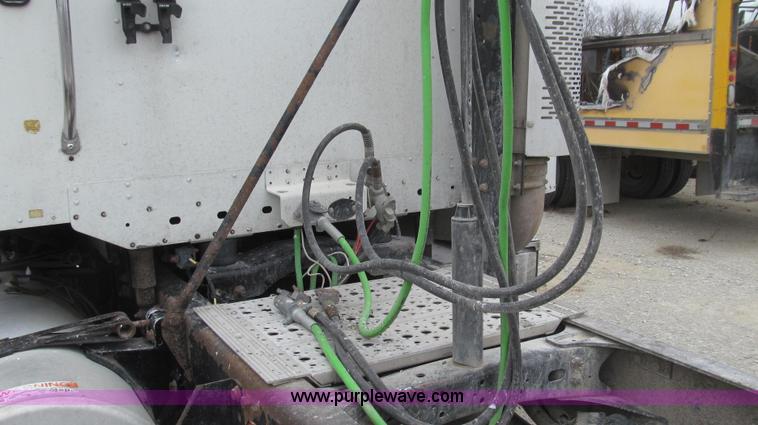 image for item E3824 2005 Freightliner CL120 semi truck