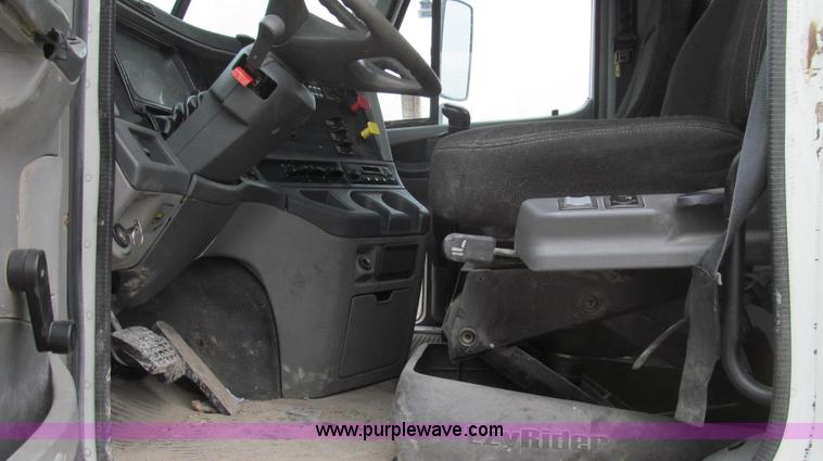 image for item E3824 2005 Freightliner CL120 semi truck