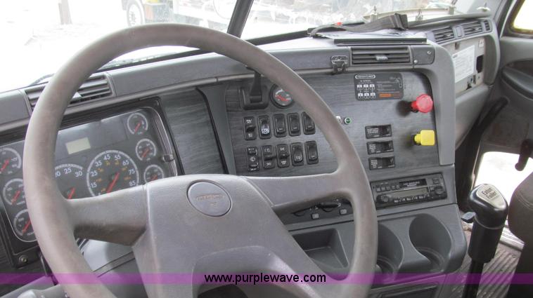 image for item E3824 2005 Freightliner CL120 semi truck