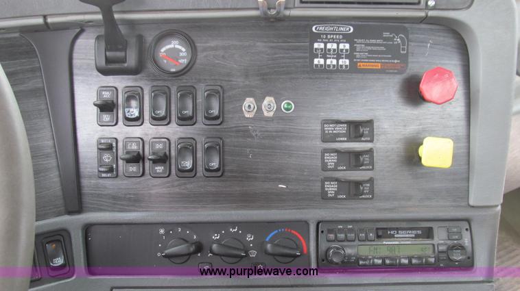 image for item E3824 2005 Freightliner CL120 semi truck