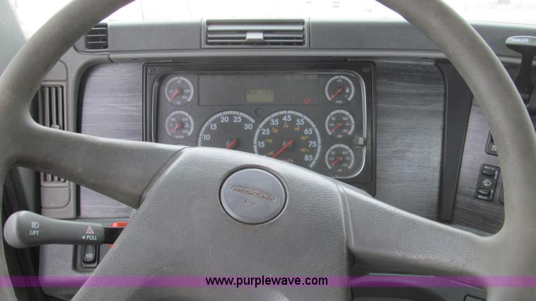 image for item E3824 2005 Freightliner CL120 semi truck