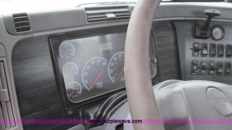 image for item E3824 2005 Freightliner CL120 semi truck