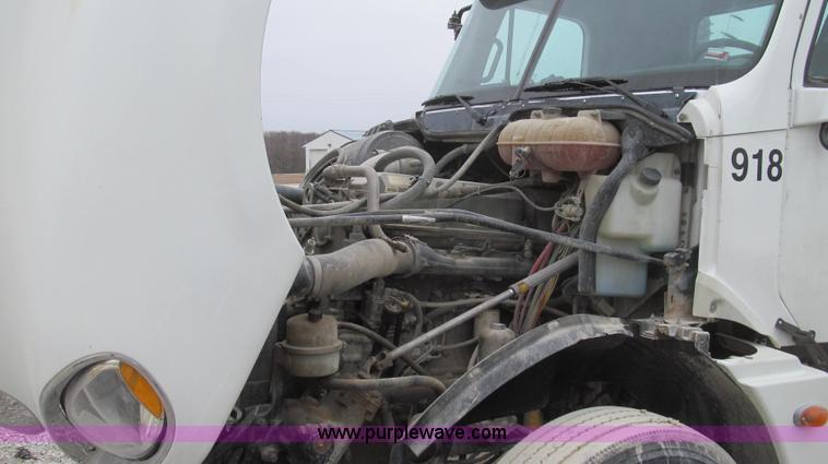 image for item E3824 2005 Freightliner CL120 semi truck