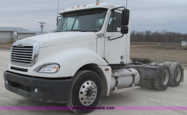 image for item E3825 2005 Freightliner CL120 semi truck