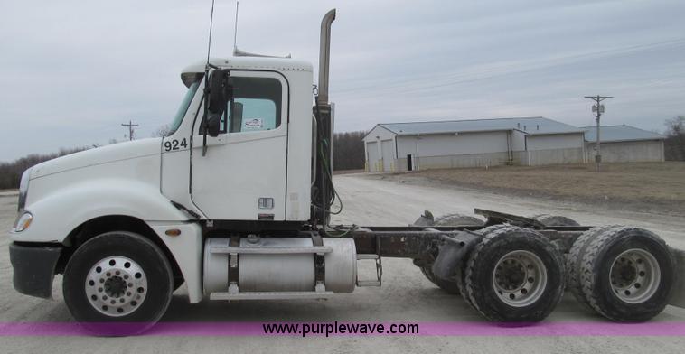 image for item E3825 2005 Freightliner CL120 semi truck