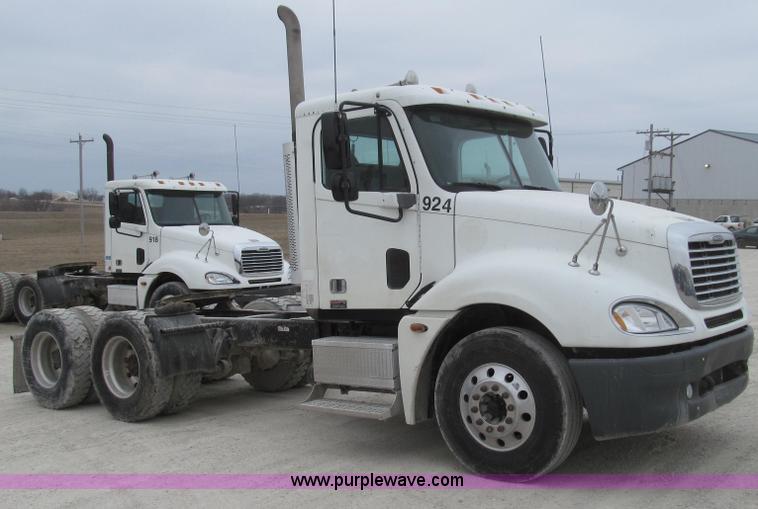 image for item E3825 2005 Freightliner CL120 semi truck