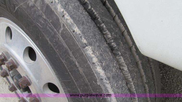 image for item E3825 2005 Freightliner CL120 semi truck