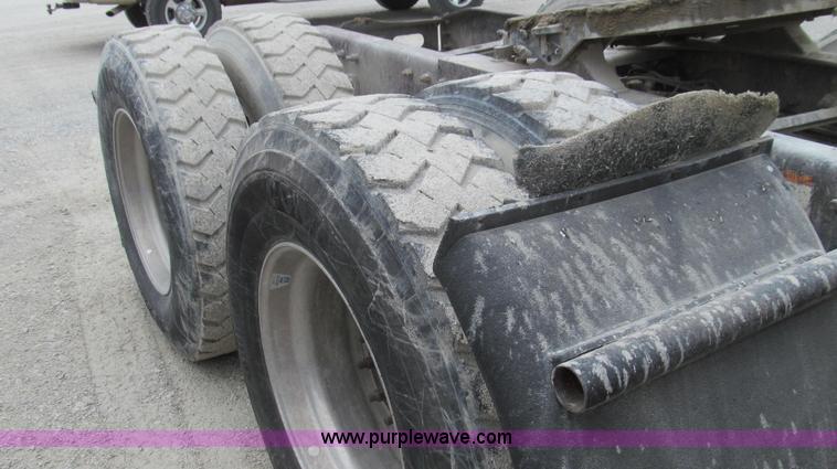 image for item E3825 2005 Freightliner CL120 semi truck