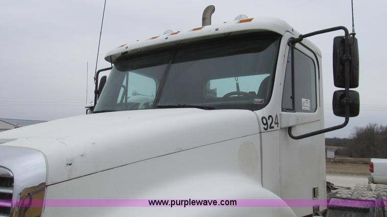 image for item E3825 2005 Freightliner CL120 semi truck