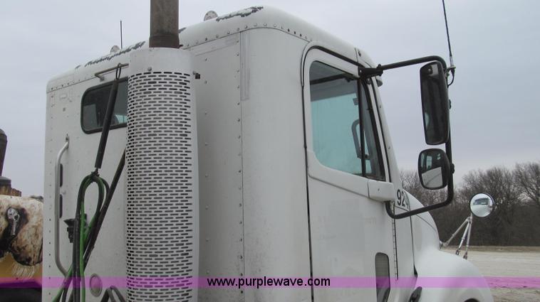 image for item E3825 2005 Freightliner CL120 semi truck