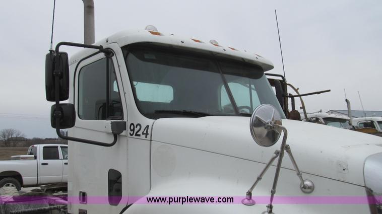 image for item E3825 2005 Freightliner CL120 semi truck