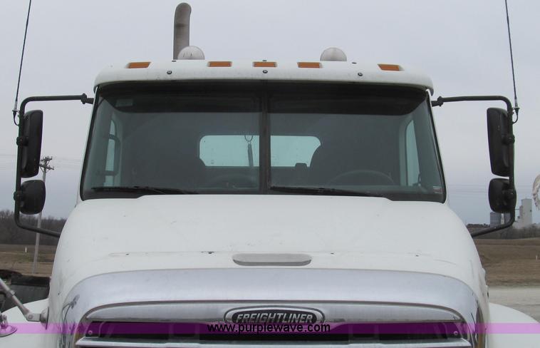 image for item E3825 2005 Freightliner CL120 semi truck