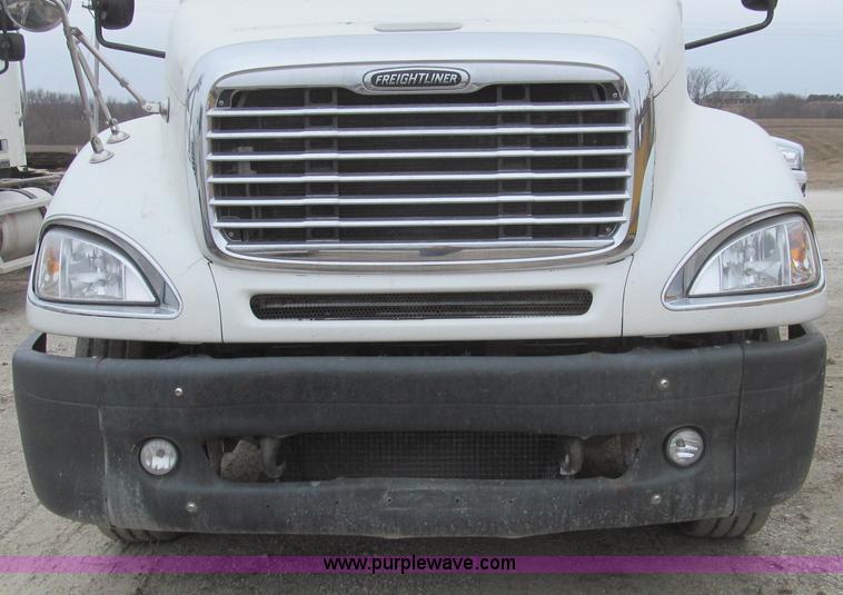image for item E3825 2005 Freightliner CL120 semi truck