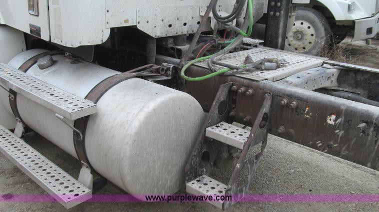 image for item E3825 2005 Freightliner CL120 semi truck