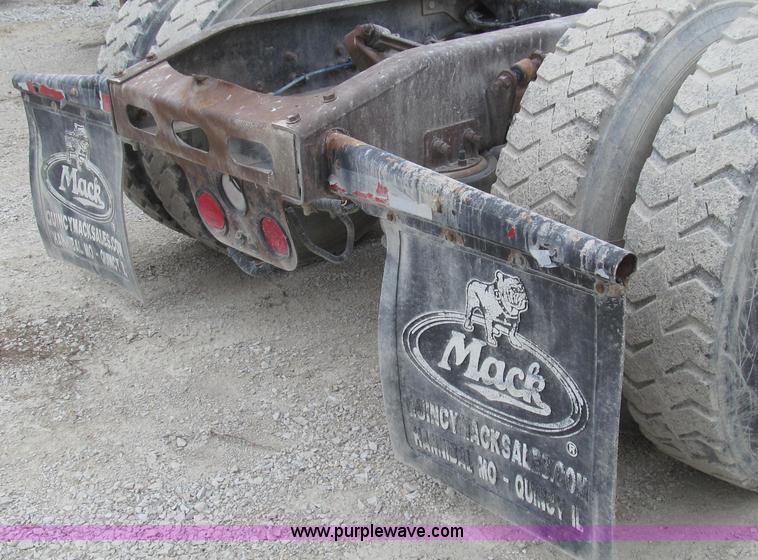 image for item E3825 2005 Freightliner CL120 semi truck