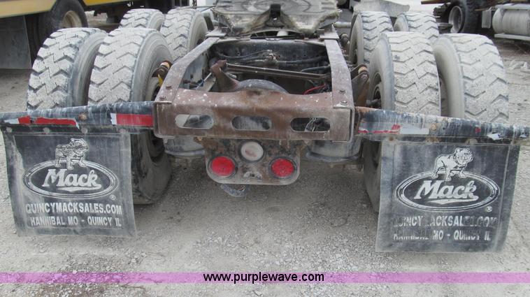 image for item E3825 2005 Freightliner CL120 semi truck