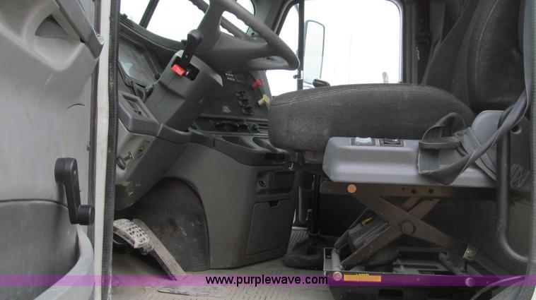 image for item E3825 2005 Freightliner CL120 semi truck