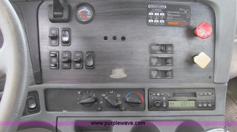 image for item E3825 2005 Freightliner CL120 semi truck