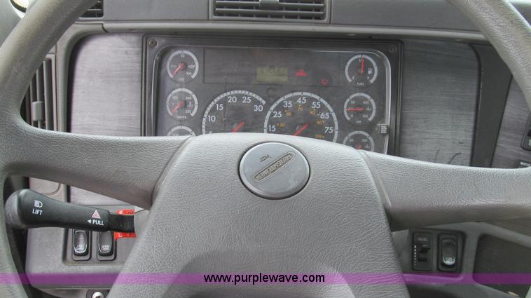 image for item E3825 2005 Freightliner CL120 semi truck