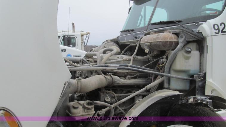 image for item E3825 2005 Freightliner CL120 semi truck