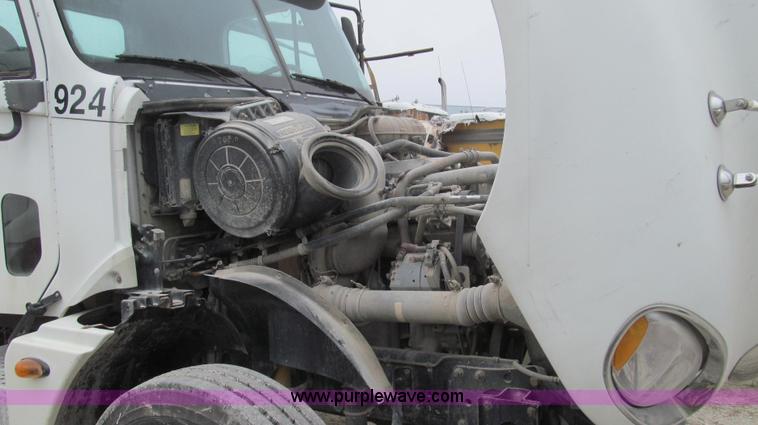 image for item E3825 2005 Freightliner CL120 semi truck