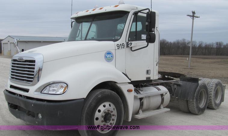 image for item E3826 2005 Freightliner CL120 semi truck
