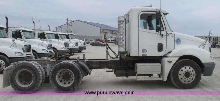 image for item E3826 2005 Freightliner CL120 semi truck