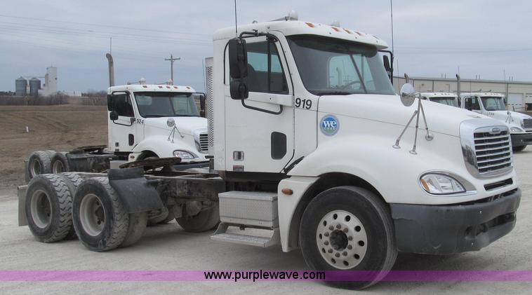 image for item E3826 2005 Freightliner CL120 semi truck